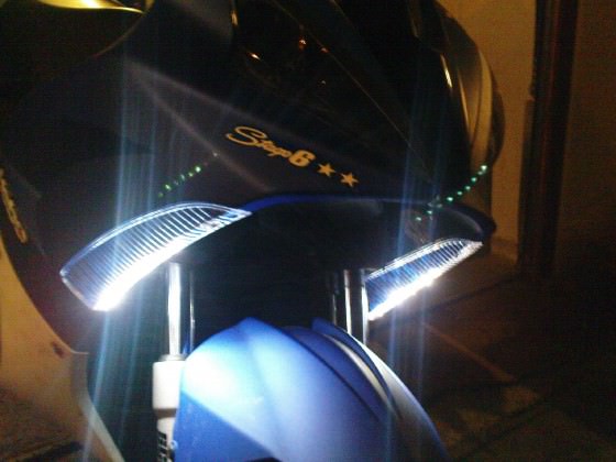 Led-Tagfahrlichter in die blinker innendrinne eingebaut =)