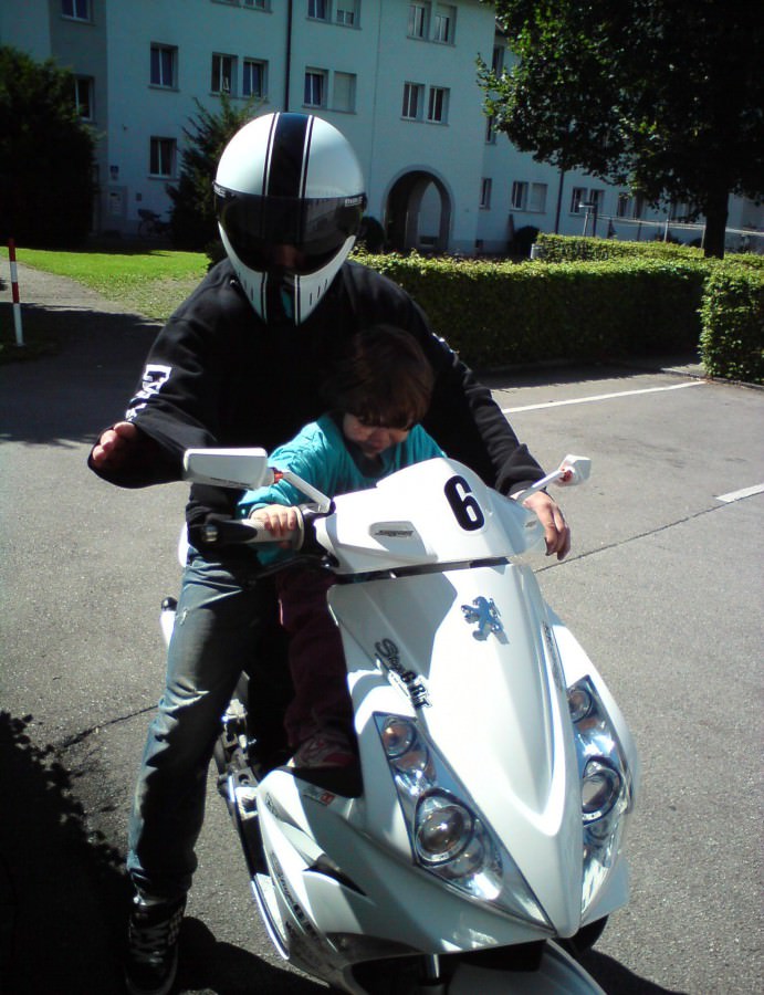 meine tochter fährt lieber mit dem scooter mit als mit dem auto