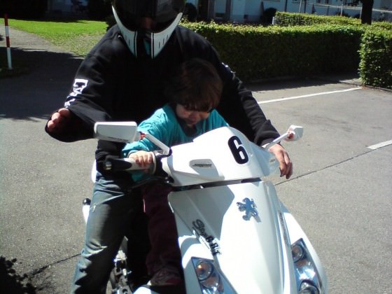 meine tochter fährt lieber mit dem scooter mit als mit dem auto