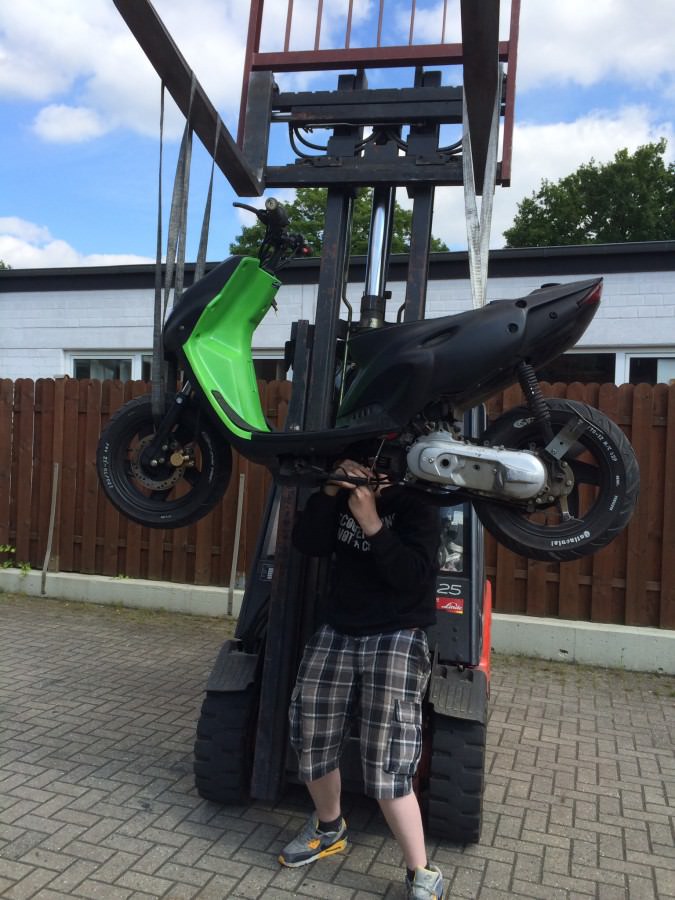 Ich beim schrauben :D