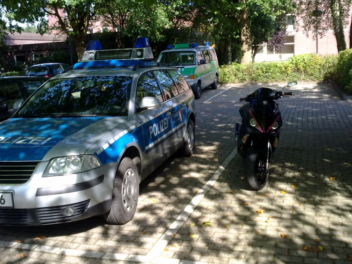 Nach Schulschluss auf unserem SchulParkplatz o.O
