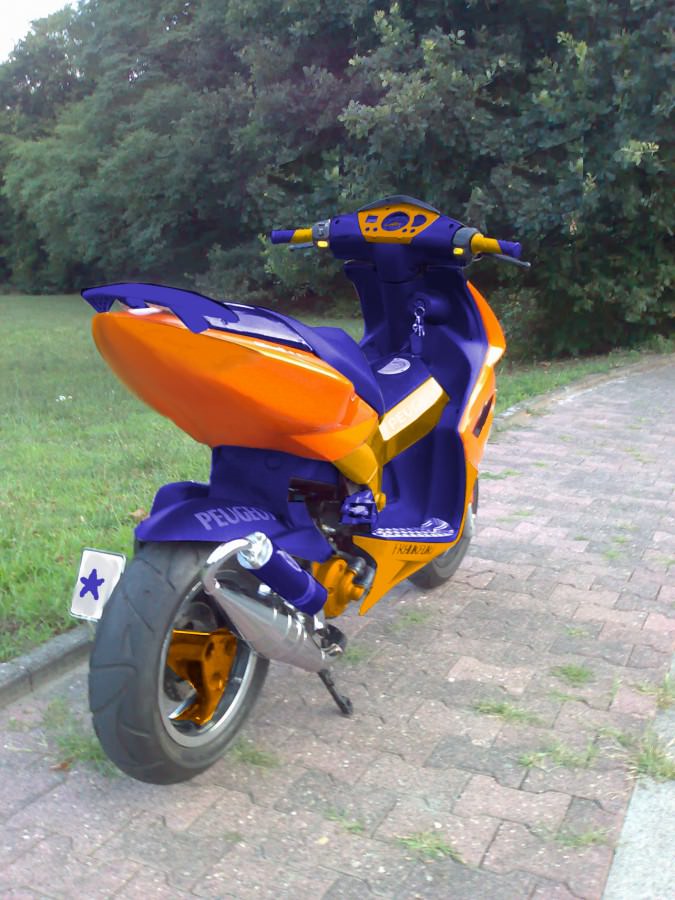 WER ist der aufm roller ist der hier angemeldeeet??????