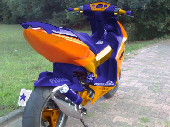 WER ist der aufm roller ist der hier angemeldeeet??????