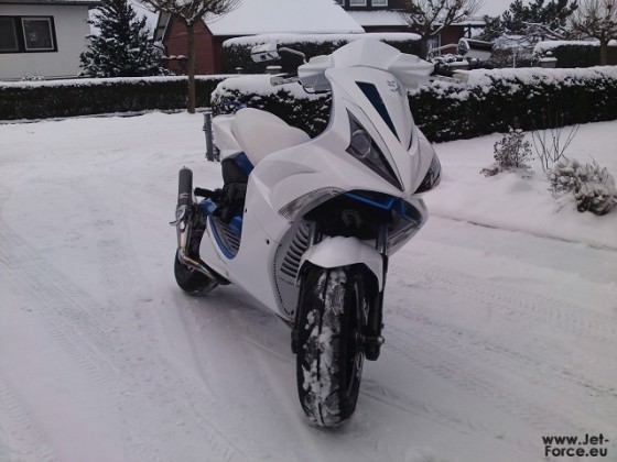 er durfte heute mal im schnee spielen