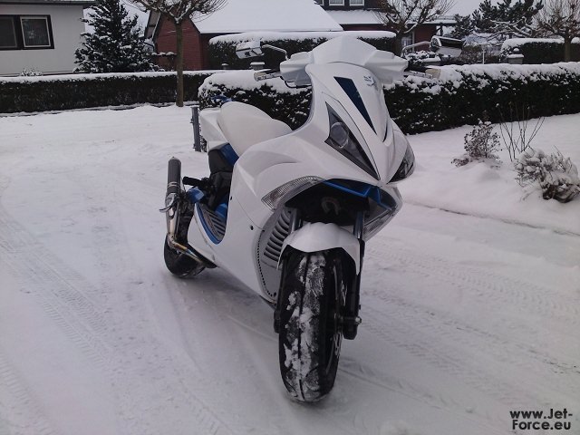 er durfte heute mal im schnee spielen