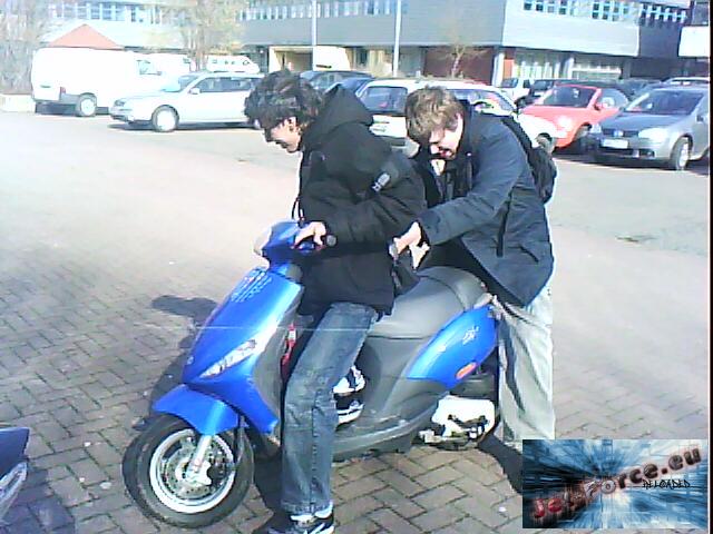 zwei dumme aufm kak roller xD
