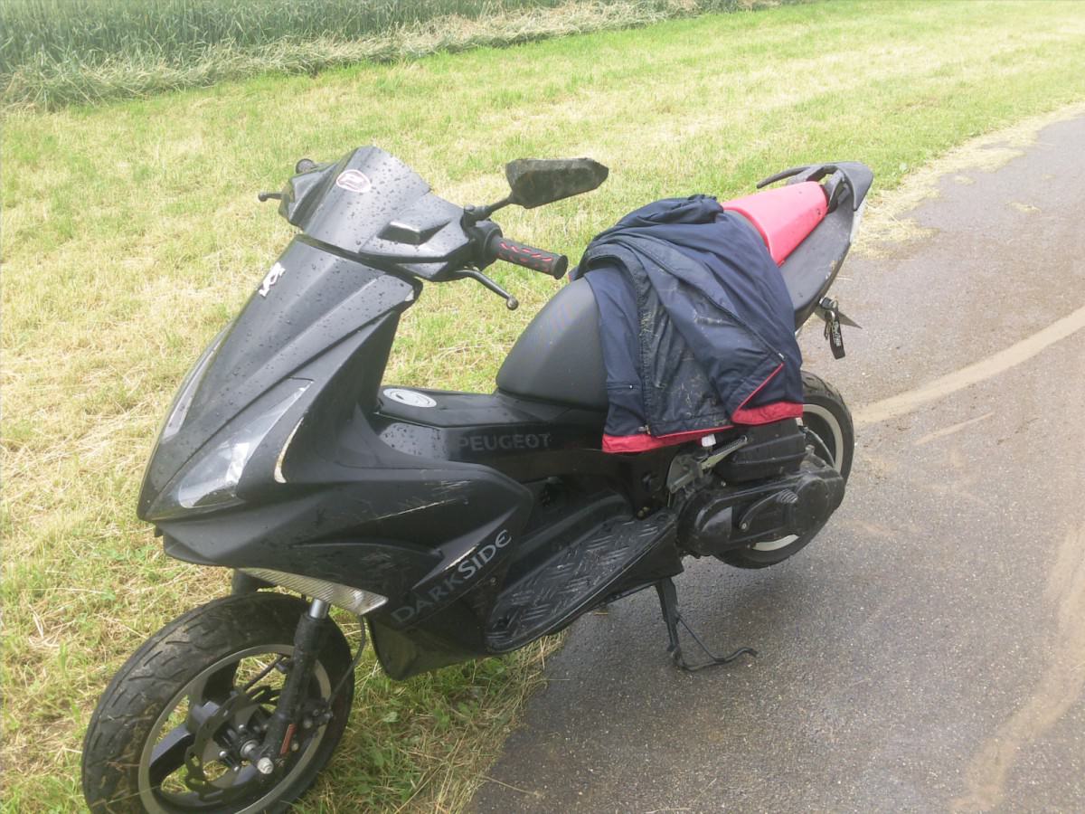 man achte auf die spuren hinter dem roller... jetzt heißts wohl lacken -.-