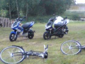 Das Bild kommt noch von Pfingsten...;D Der Speedy wird grad ganz Hochglanzschwarz gelackt ;)
