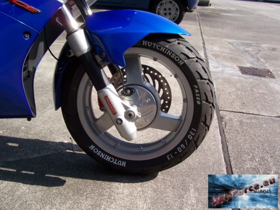 Racinggitter  und weiße Reifenschrift