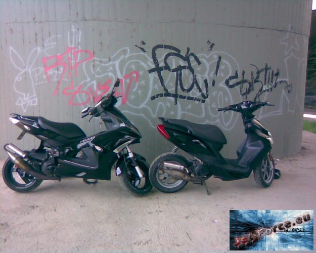 Die 2 schnelsten roller in der stadt also mein jetty und der mbk
