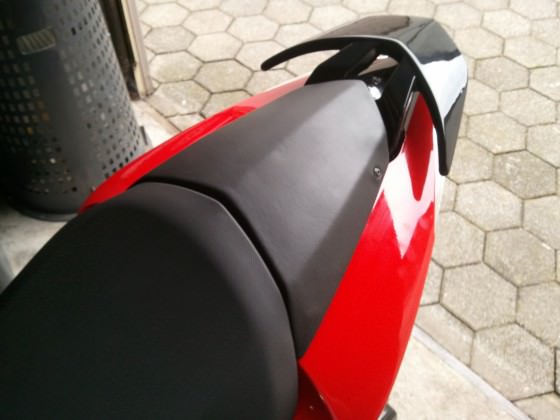 Spoiler schwarz gelackt und Aufkleberstreifen ab