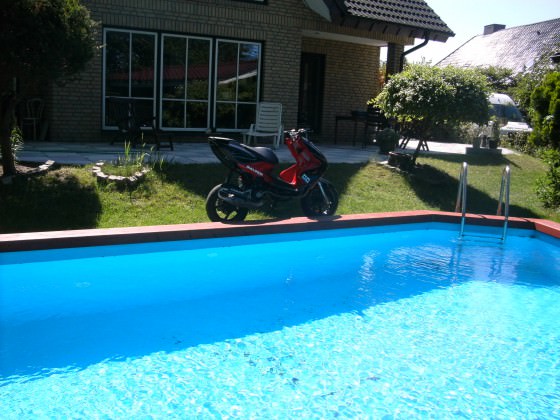 Ich chille mit Nutten am Pool :) <3 :D