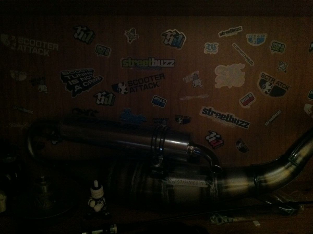 Aus Langeweile Rollerteileschrank geschmückt :D