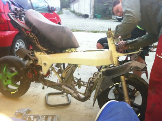 Aerox Gabel angepast ! Steht auf eigenen Beinen ! :D *__*