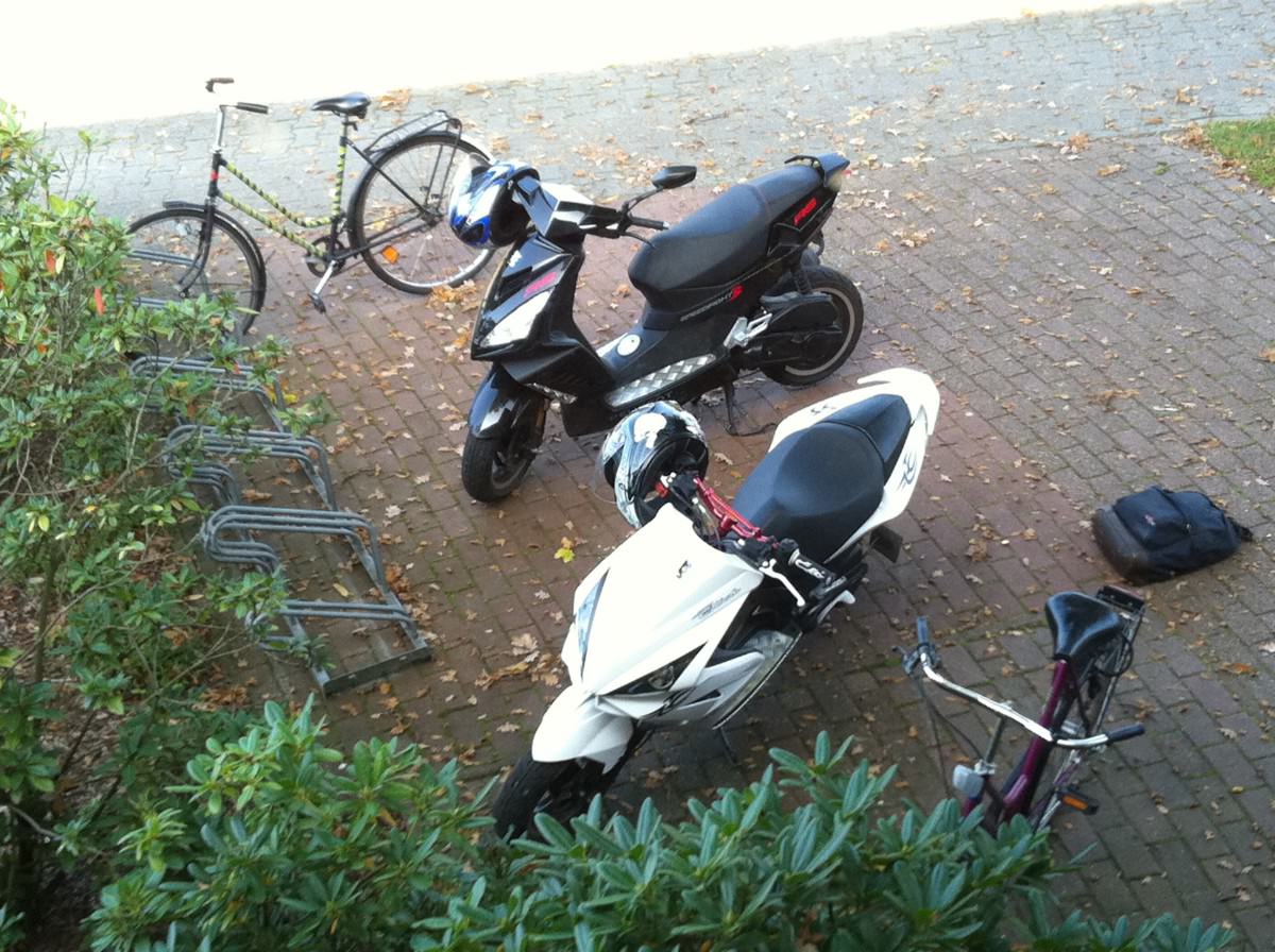Hendriks unn Mein Scoot vor Tonys Haus ;)