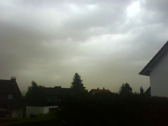 vor 2 min noch strahlende sonne und übelzt heiß und dann aufeinmal kalt und alles zieht sich zu und BÄM :D
