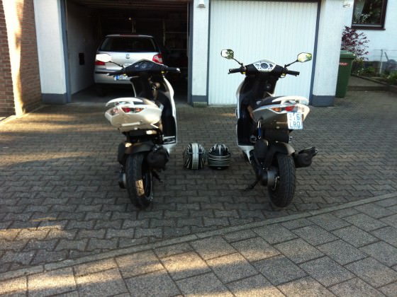 Kollege war mal da ;) hat sein Roller ( Silber ) erst 1 Tag :-D