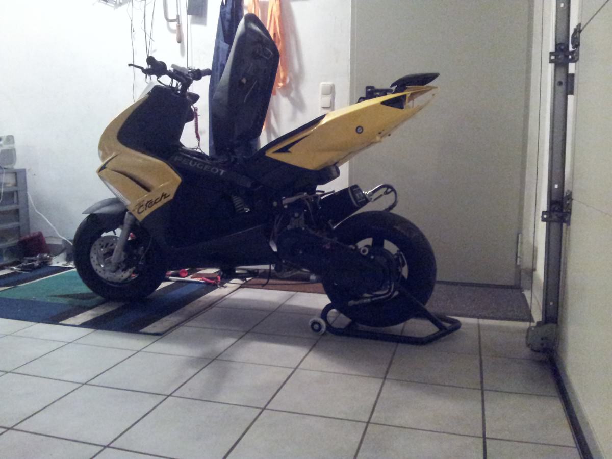 Frame fertig, verkleidung mal drauf gehaun und mk2 ständer :)