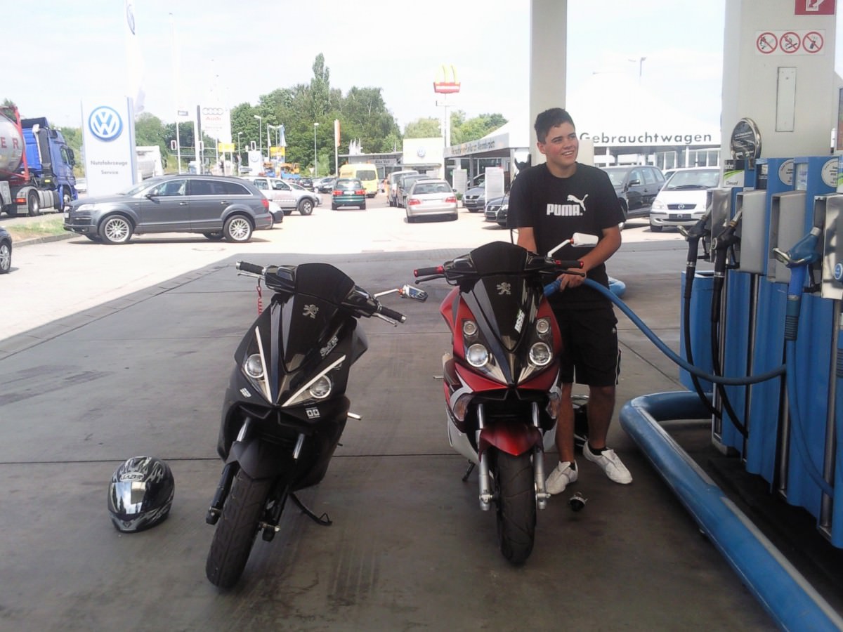 >> Petrol Station <<