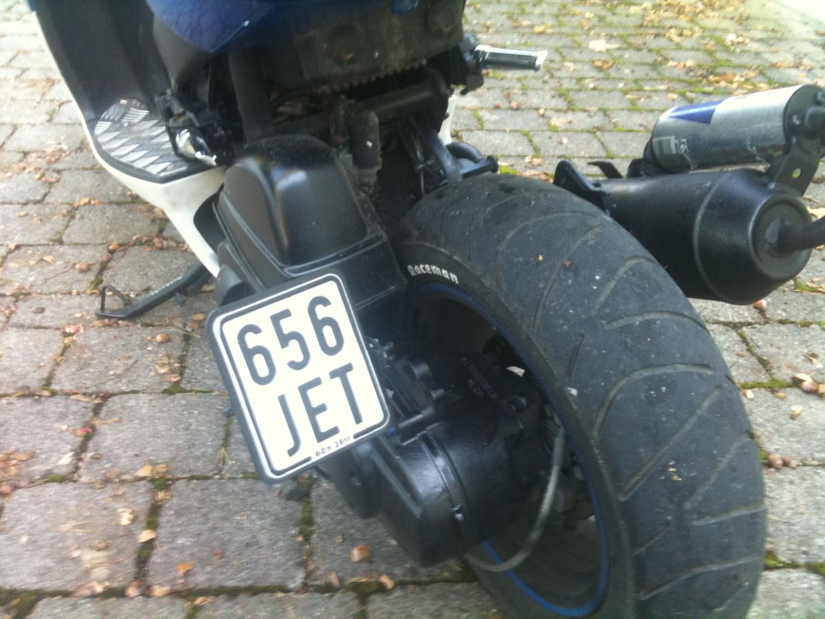 :D Was so neu ist: 2 F1er, Luffikasten Hochglanzschwarzgelackt, Gabel schwarz gelackt, Motorblock schwarz gelackt, Schrauben umgemalt (blau/weiß)