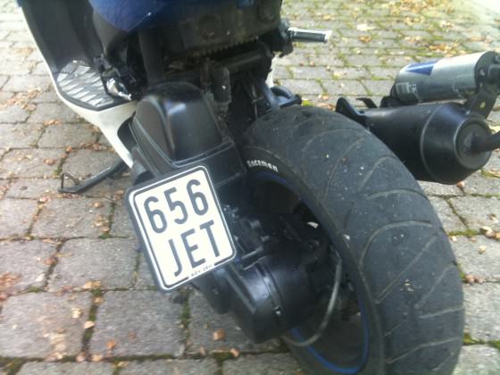 :D Was so neu ist: 2 F1er, Luffikasten Hochglanzschwarzgelackt, Gabel schwarz gelackt, Motorblock schwarz gelackt, Schrauben umgemalt (blau/weiß)