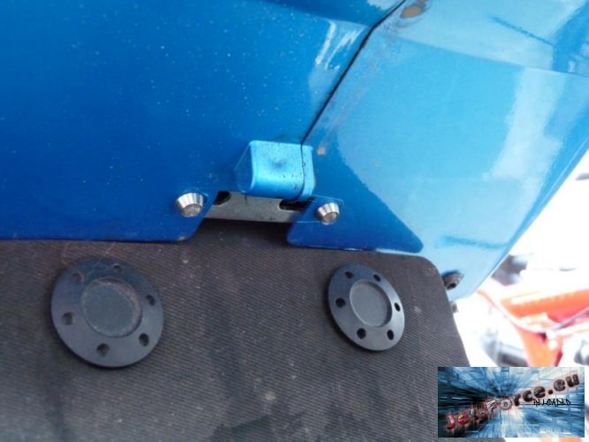 Blaue Beleuchtung und Benzinschlauch ^^