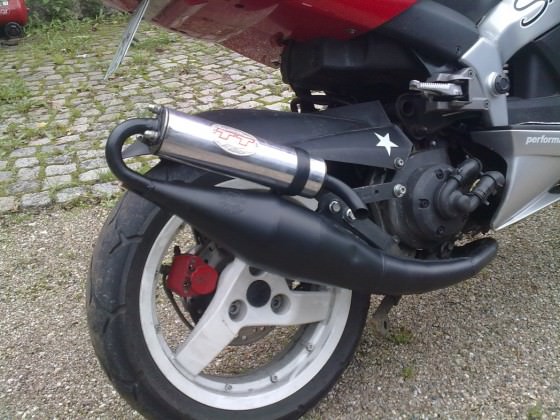 auspuff und aufnahme entrostet und neu gelackt :)