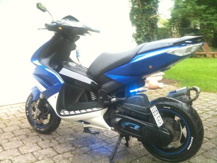 Peugeot Sticker vom Rahmen entfernt & KZ von hinten schwarz gelackt :D