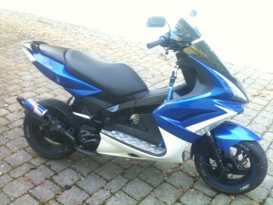 :D Was so neu ist: 2 F1er, Luffikasten Hochglanzschwarzgelackt, Gabel schwarz gelackt, Motorblock schwarz gelackt, Schrauben umgemalt (blau/weiß)