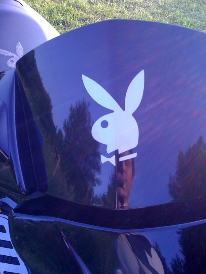 Playboy sticker dranlassen oder weg machen ?!