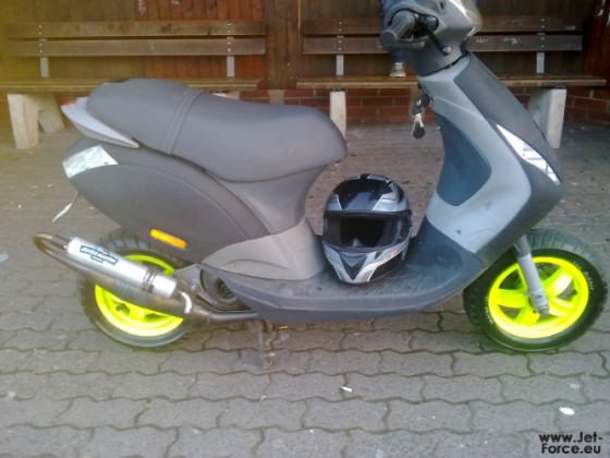 mein zip schwarz matt lackiert und felgen neon gelb ;)