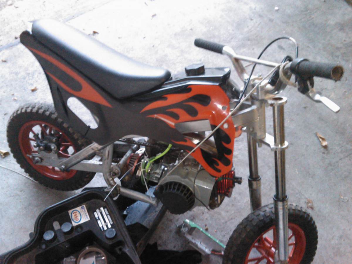 Mein Pocketbike mit big bore 5 , 19mm vergaser und snackepipe;D