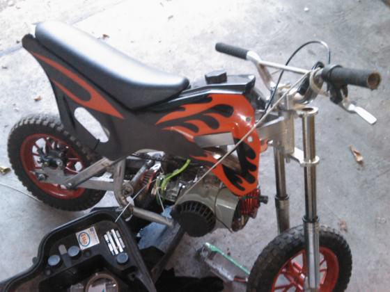 Mein Pocketbike mit big bore 5 , 19mm vergaser und snackepipe;D