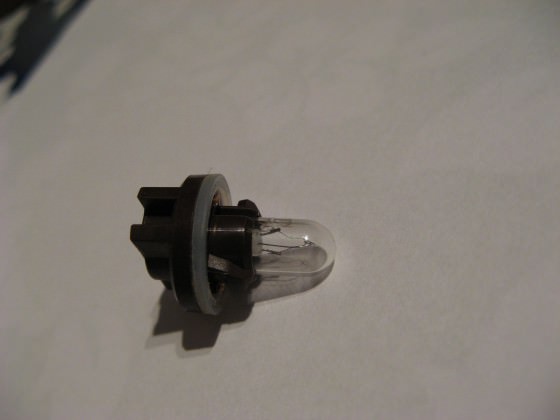 Weiß jemand was für Lampen das sind bzw. Sockel usw.? Ist von der Instrumentenbeleuchtung vom Tacho eines Aerox;)