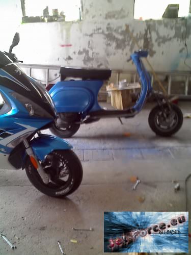 jojo ^^ Mein jetty neben ner Piaggo Vespa PK 50 XL
