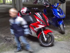 mit roller unterwegs