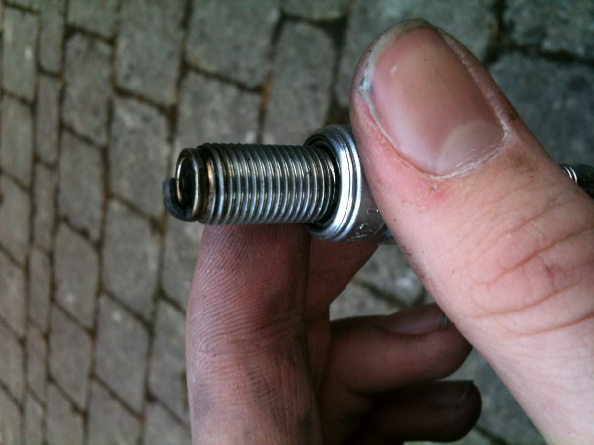 Zündkerze von nem gedrosselten Laser auf nem mofajet mit 1 unterlegscheibe und gaszugdrossel + 6,6g Gewichten