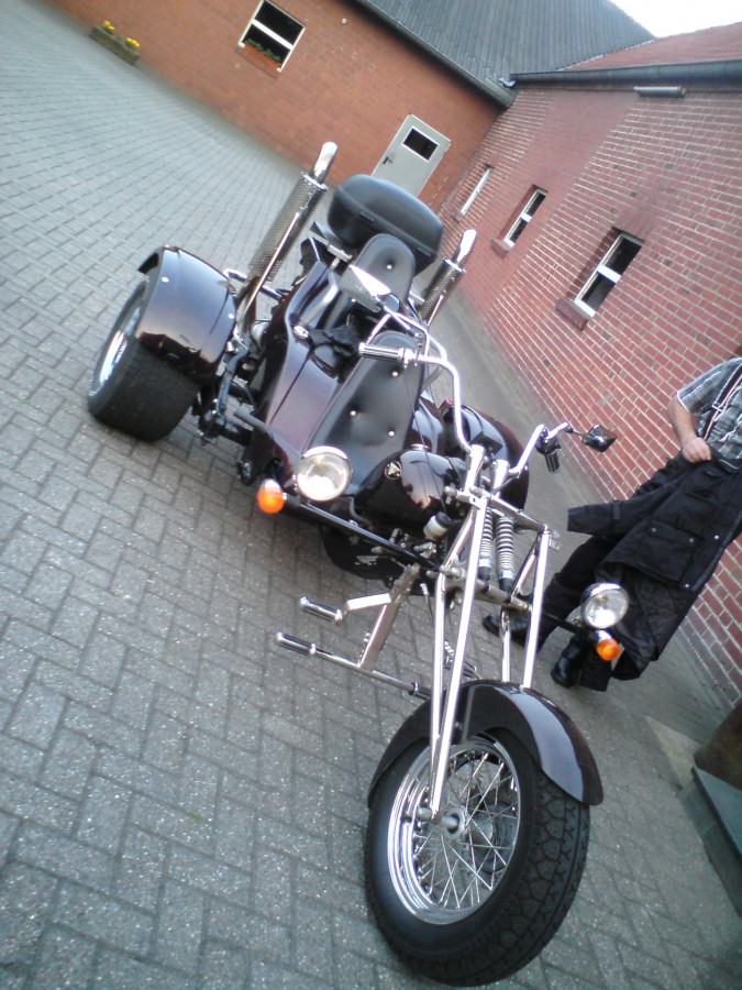 Trike von nem Bekannten ;D Und der Motor von nem Käfer...Riiichtig Frech