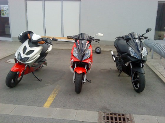 Pfusch Aerox, Bängel jet force und meiner vor der REWE in Siemau