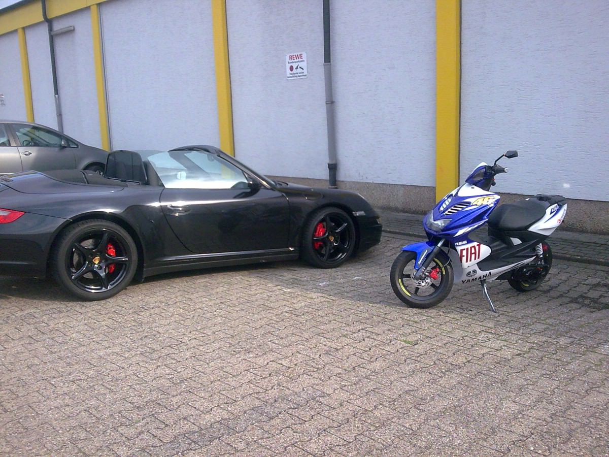 Yamaha Aerox feat. Porsche carrera ....