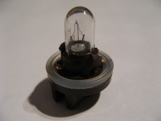Weiß jemand was für Lampen das sind bzw. Sockel usw.? Ist von der Instrumentenbeleuchtung vom Tacho eines Aerox;)