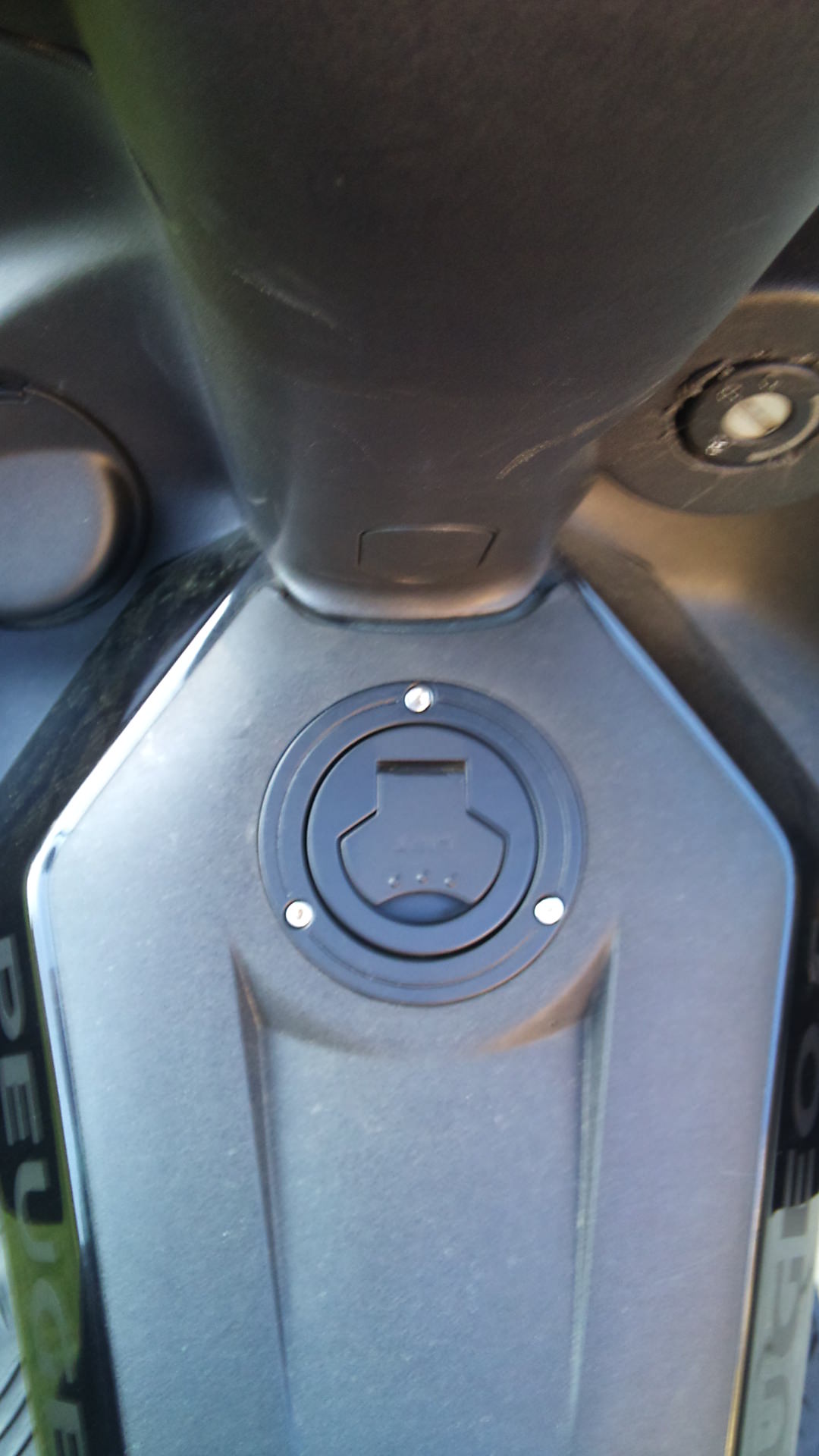 Neuer BB und tankdeckel lackiert .. ;)