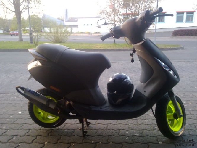 mein zip schwarz matt lackiert und felgen neon gelb ;)