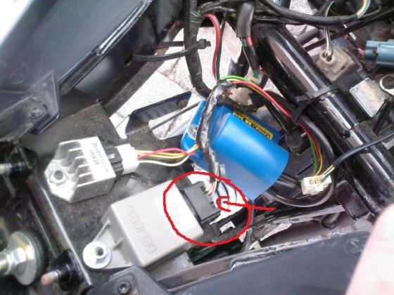 hay, kann mir bitte einer sargen in welcher reihenfolge die da rein müssen wollten nämlich was dran machen und jetzt will die elektonik nimmer an der batterie liegts nit ist voll und sicherung ist drin , also könnte sich BITTe jemand kurz die mühe machen