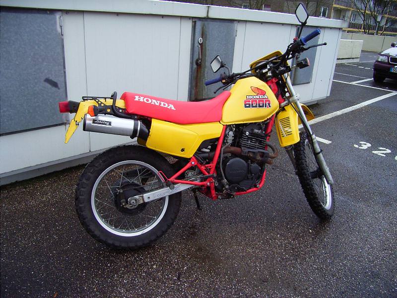 Honda XL600R mit Kickstarter :D :D :D Ich hab das Ding mit meinen 65kg kaum anbekommen