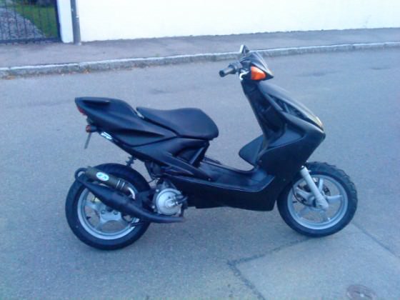 Aerox vom kumpel fertig lackiert und verkleidung drangebaut :D