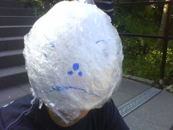 in der schule mit frischhalte folie gemacht :D und dann in jede klasse reingegangen und den lehrern ihre koffer geklaut :D