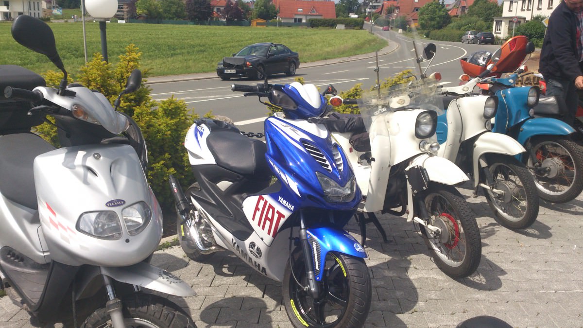 Wer heizzt so schnell über Asphalt und Fahrbahnmakierungen????.....