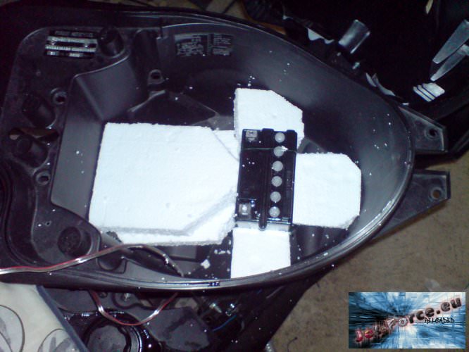 meine 2. batterie im hf mit styropor befestigt :D