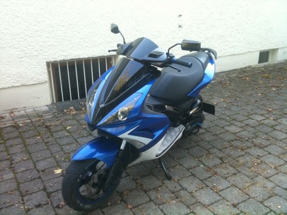:D Was so neu ist: 2 F1er, Luffikasten Hochglanzschwarzgelackt, Gabel schwarz gelackt, Motorblock schwarz gelackt, Schrauben umgemalt (blau/weiß)